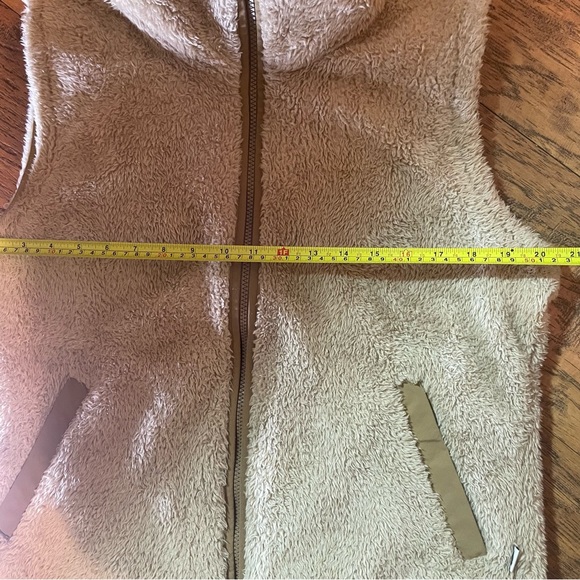 The north face Wmns tan sherpa style zip up vest high neck pockets Sz large - Picture 7 of 12